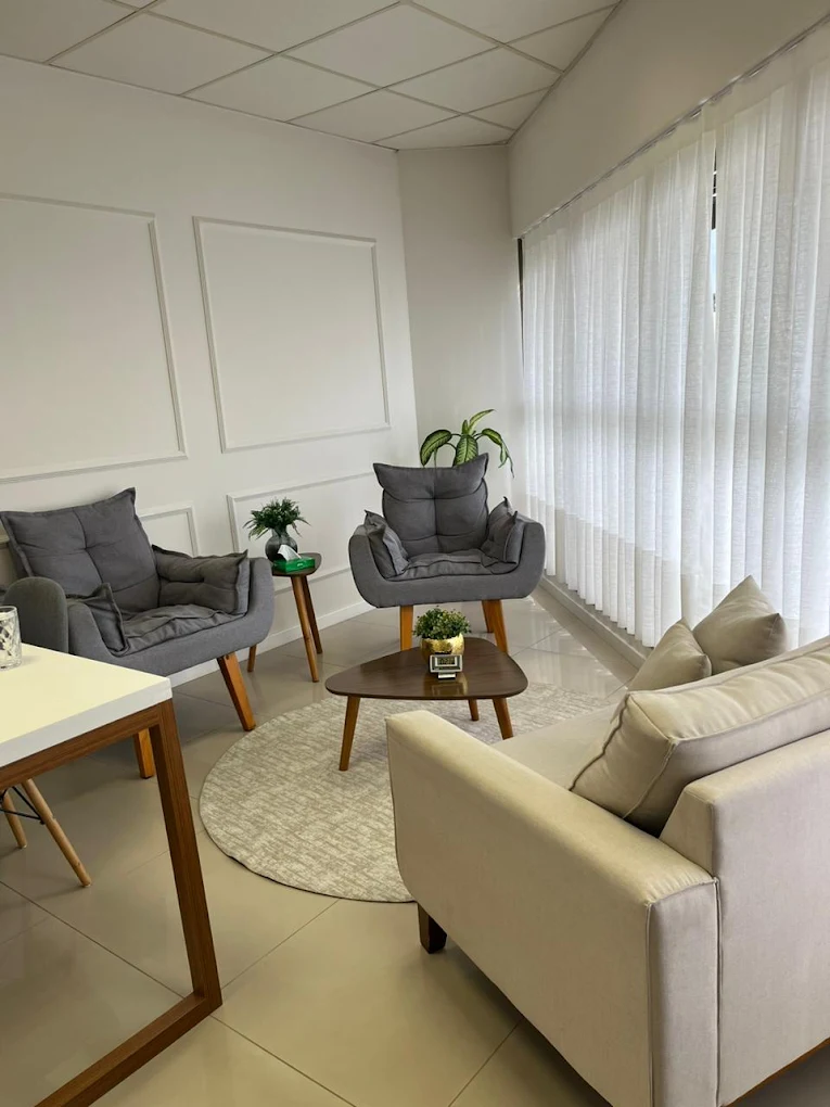 Sala de atendimento ampla e iluminada
