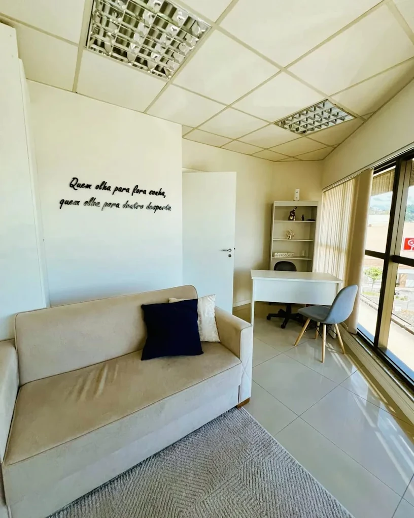 Sala com frase inspiradora e vista da cidade