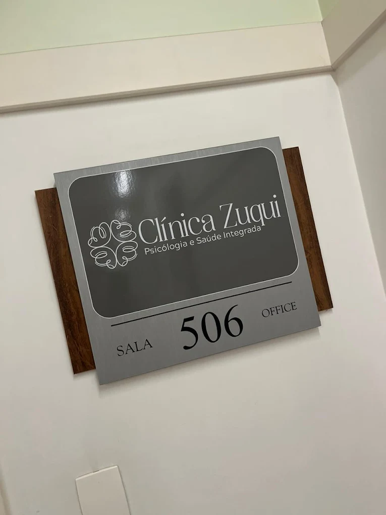 Placa da Clínica Zuqui — Sala 506
